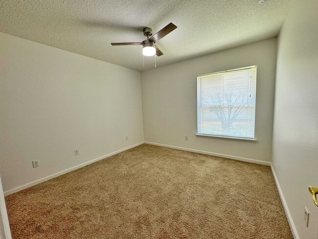 Building Photo - 1709 S Summer Ridge Ct