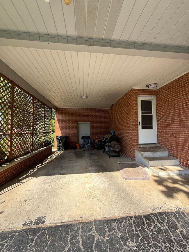 Building Photo - 3 bedrooms- 1.5 bath home