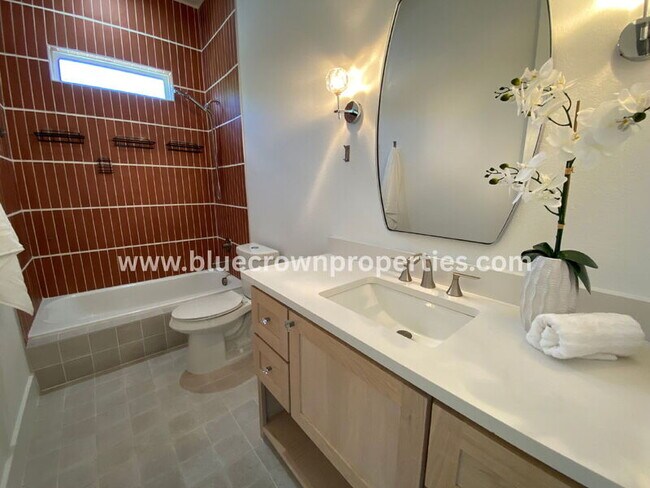 Building Photo - 807 S Glasgow Dr