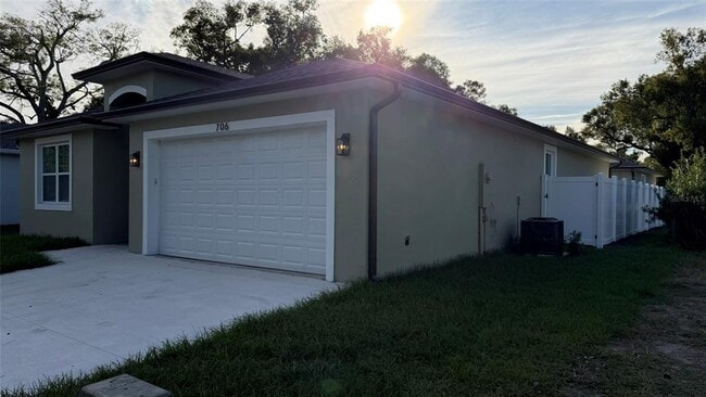 Building Photo - 706 S Thacker Ave