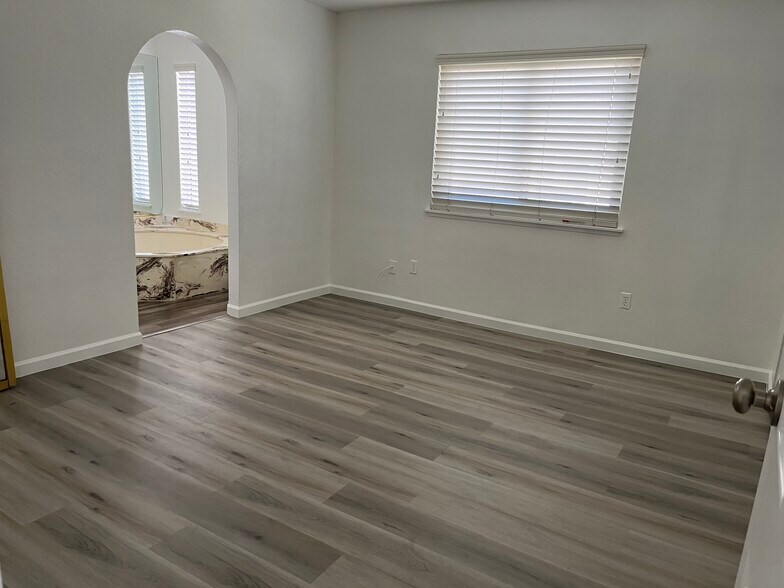 Building Photo - 5078 Spencer St