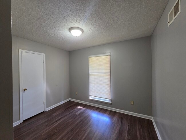 Building Photo - 4573 Appleville St