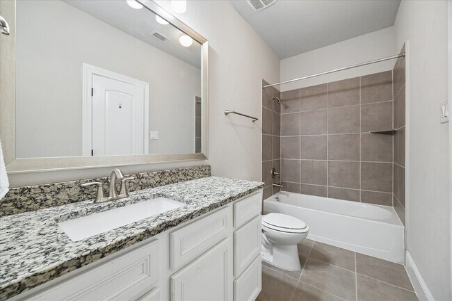 Building Photo - 1704 Oak Leaf Pass Dr