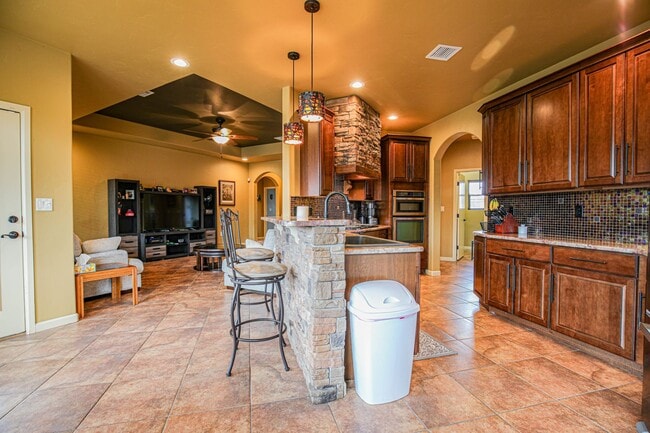 Building Photo - Beautiful 4 Bed 2 Bath - Dogs Allowed!