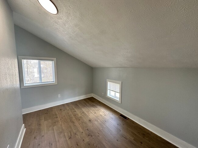 Building Photo - 215 E North - 4 Bedroom/1 Bathroom Home Do...