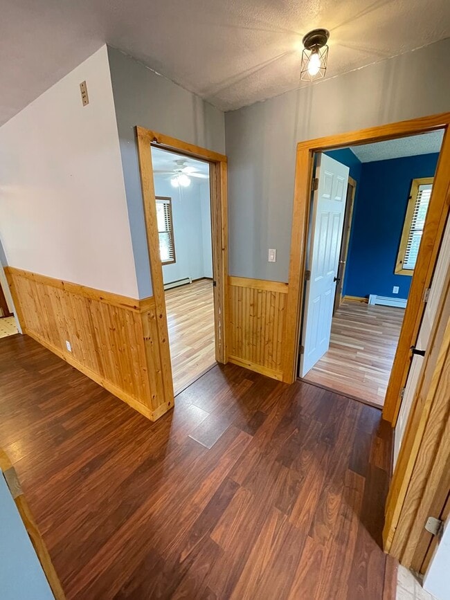 Building Photo - AVAILABLE NOW - 2 Bedroom, 1 Bath Two Harb...