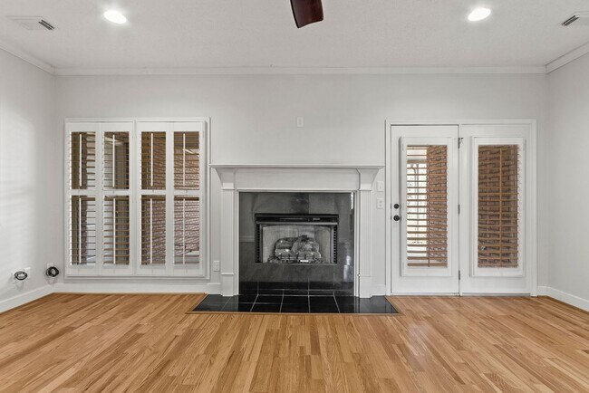 Building Photo - 10495 Royal Points Dr