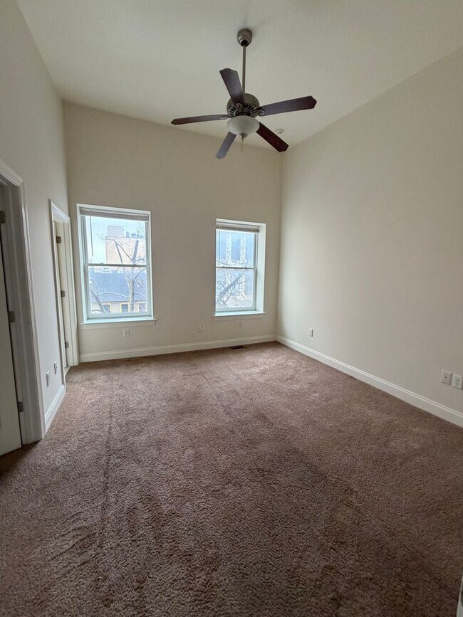 Building Photo - 22 N George St