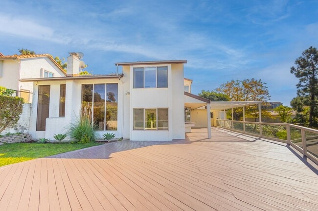 Building Photo - 4 Bedroom / 3 Bathroom Home With Panoramic...