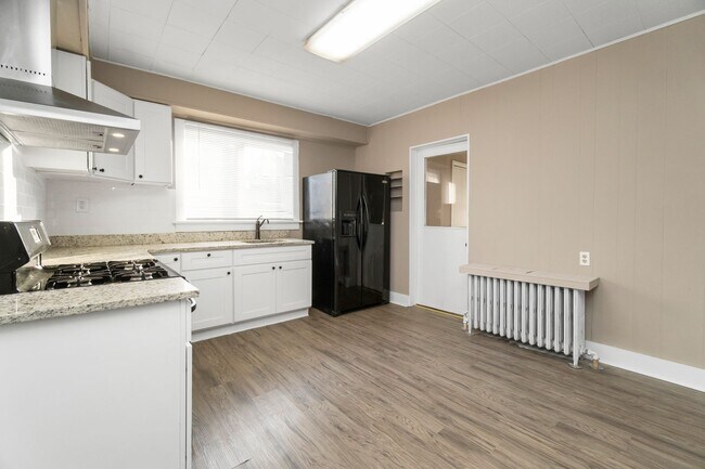 Building Photo - 458 Main St