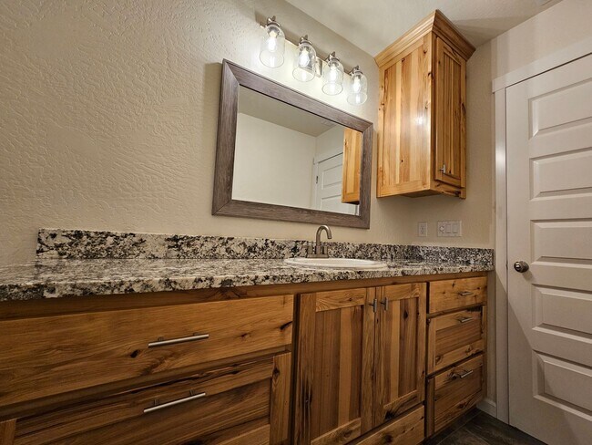 Building Photo - Newer Construction Close to Downtown Grants Pass