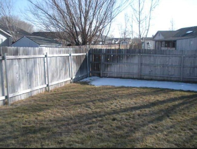 Building Photo - 697 W 8th S St