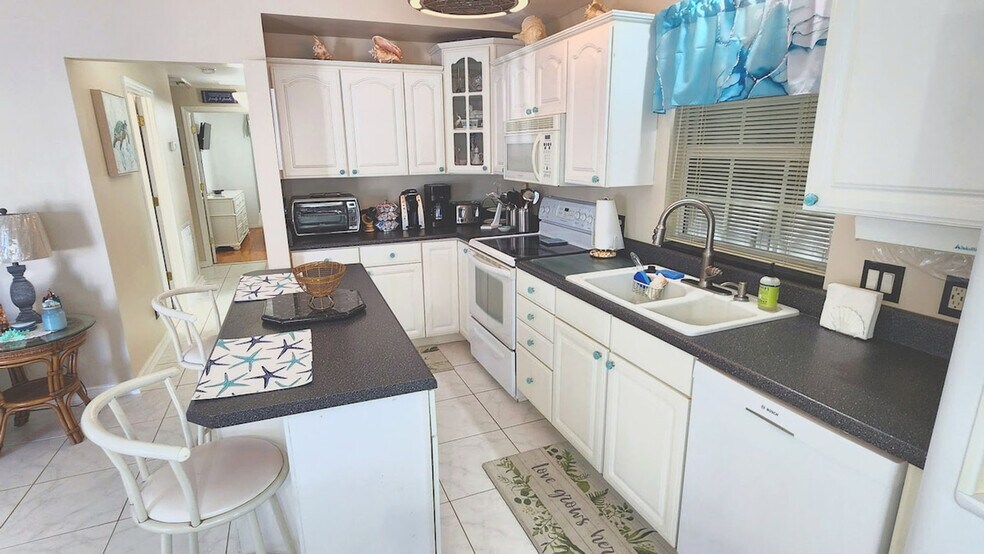 Building Photo - 10851 S Ocean Dr