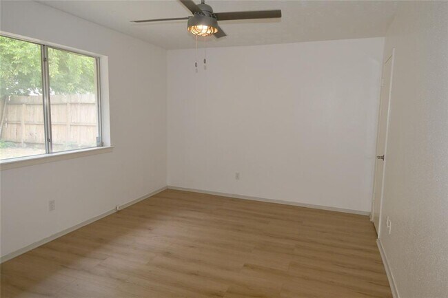 Building Photo - 10321 Long River Dr