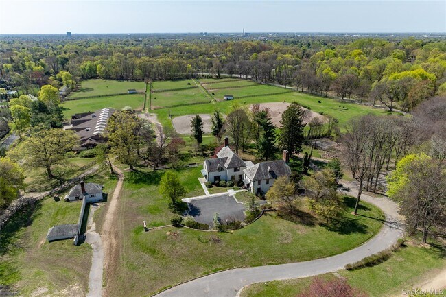 Building Photo - 203 Store Hill Rd