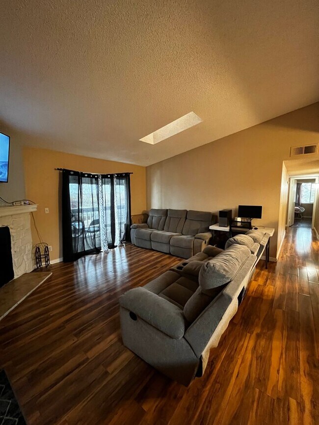 Building Photo - Large 3-bedroom 2 Bathroom in Robinwood!