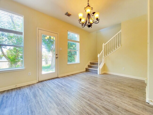 Building Photo - Large 4 Bed, 2.5 Bath Home Perfect for Com...