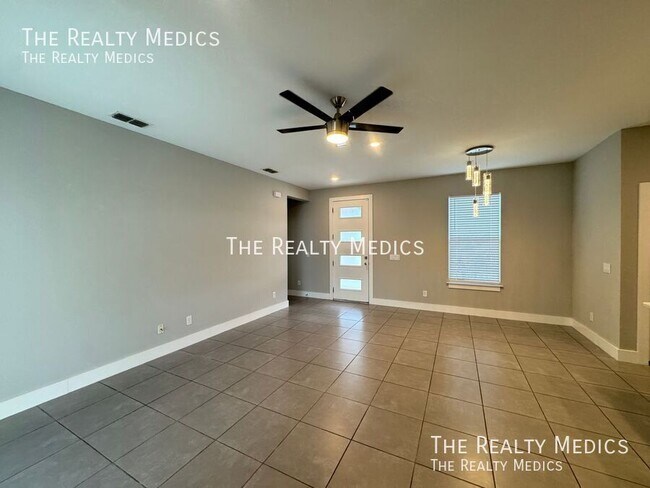 Building Photo - 310 Drum Ct