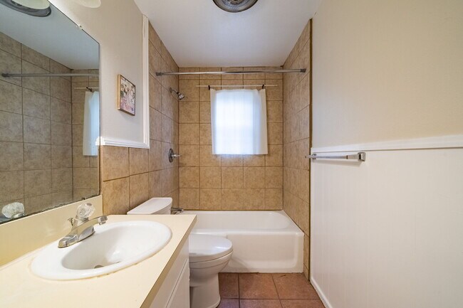 Building Photo - Vintage 3 Bedroom Home w/ Large Backyard