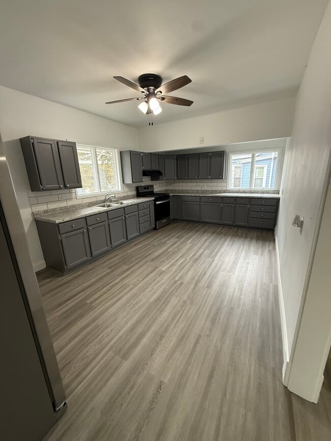 Building Photo - 705 SW 2nd Ave