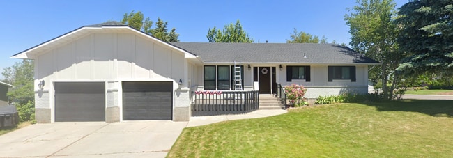 Building Photo - 545 Commanche Dr