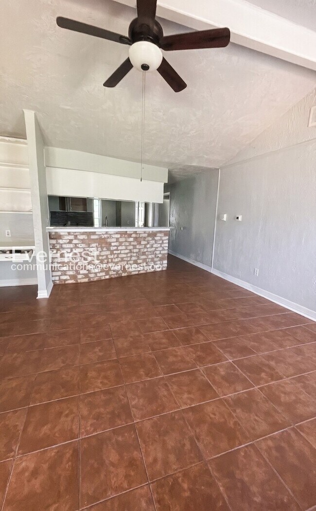 Building Photo - 4 Bed, 2 Bath Home with Fenced Yard & Garage / Pet-Friendly / Coming Soon!