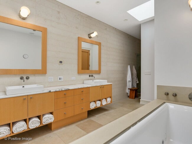 Building Photo - 1302 W Erie St