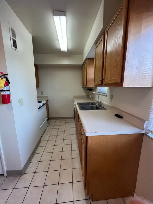 Building Photo - 300 E 16th Ave