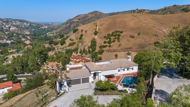 Building Photo - Modern Elegance Meets Scenic Privacy in Be...