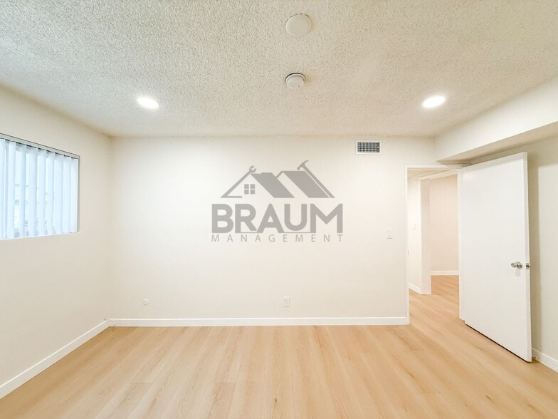 Building Photo - 6041 Whitsett Ave