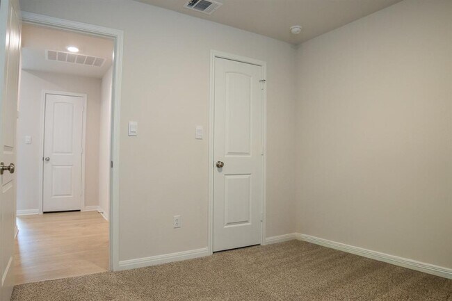 Building Photo - 416 Lone Cedar Rd