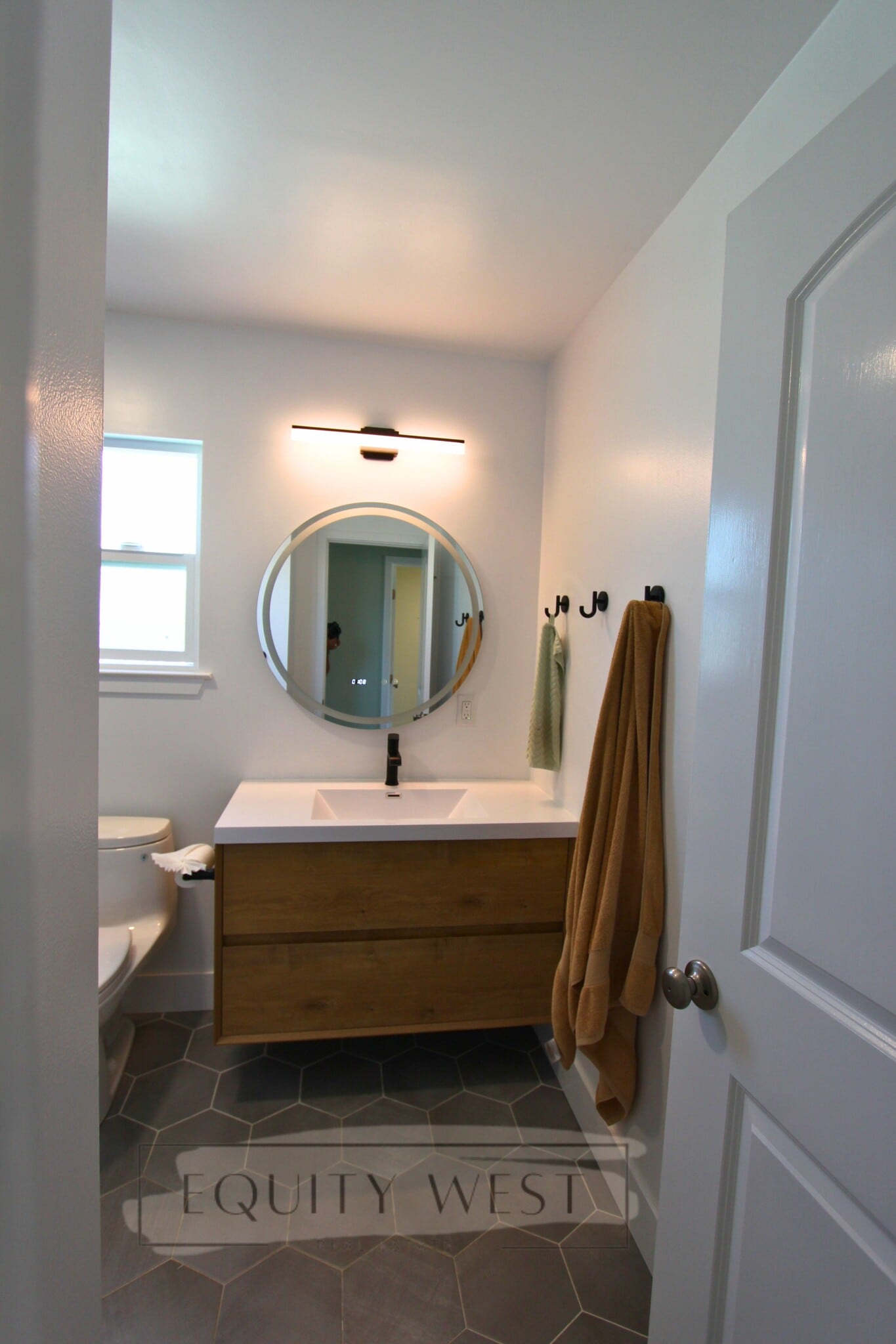 3506 hall bath - 3506 Suter St