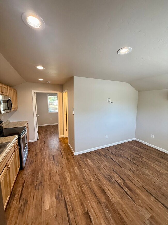 Building Photo - AMAZING 1-BEDROOM, 1-BATH UNIT WITH GARAGE