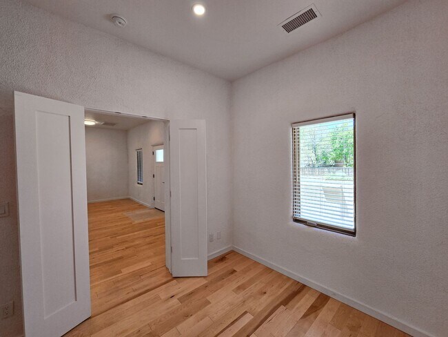 Building Photo - 1708 Cam Peralta