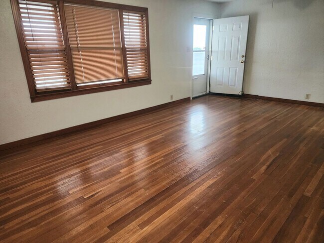 Building Photo - Country Living Home