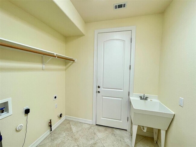 Building Photo - 20603 Highland Lake Loop