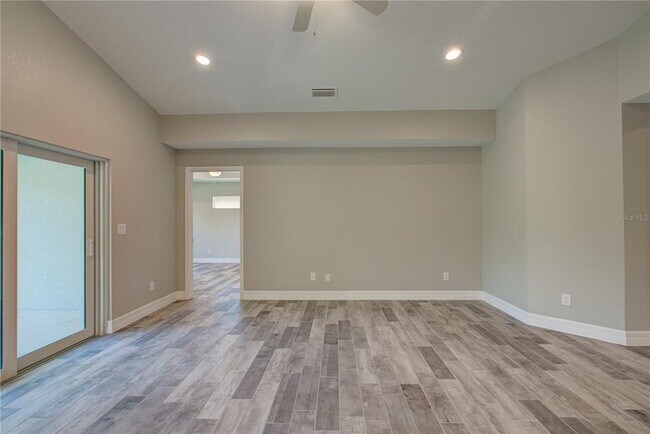 Building Photo - 129 Glades Dr
