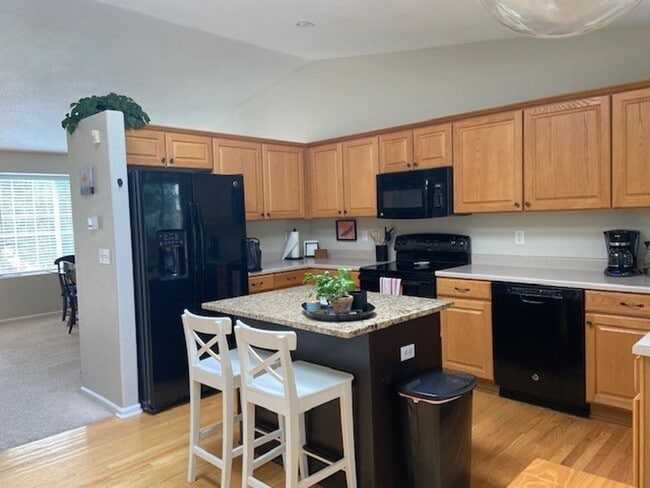 Building Photo - Charming 3 Bedroom and 3 Bath In Rock Creek!