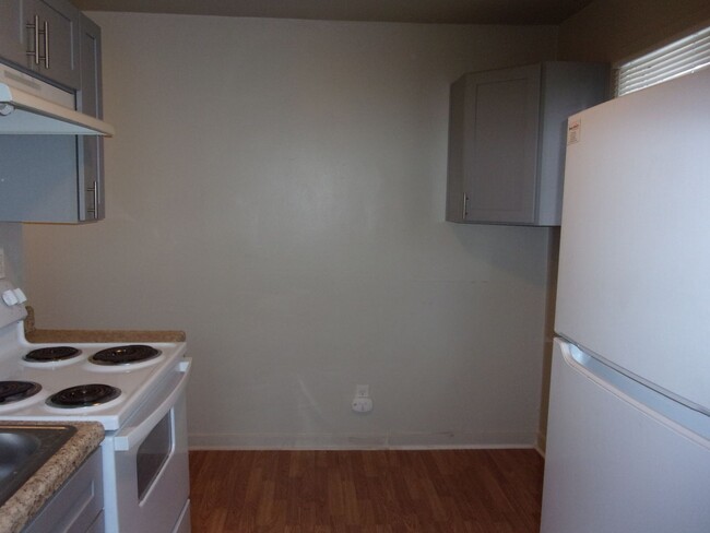 Building Photo - 2 Bedroom 1 Bath Home - Recently updated a...