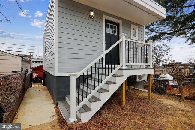 Building Photo - 314 Varnum St NW