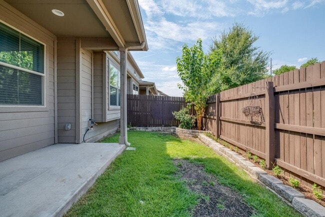 Building Photo - 2880 Donnell Dr