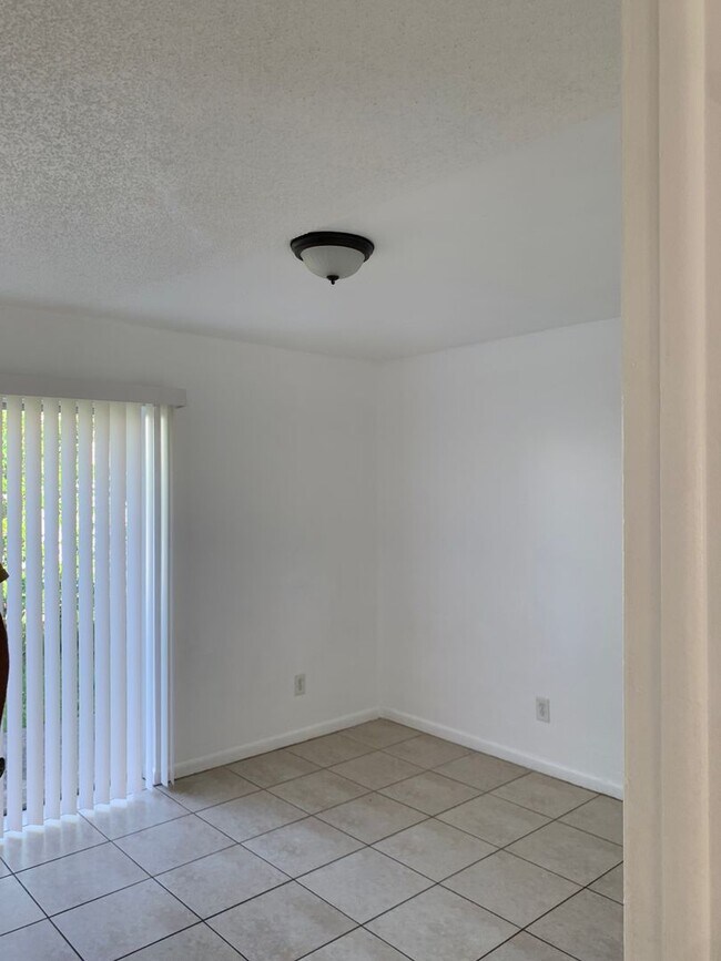 Building Photo - Vero Beach 2 Bedroom 1 Bath