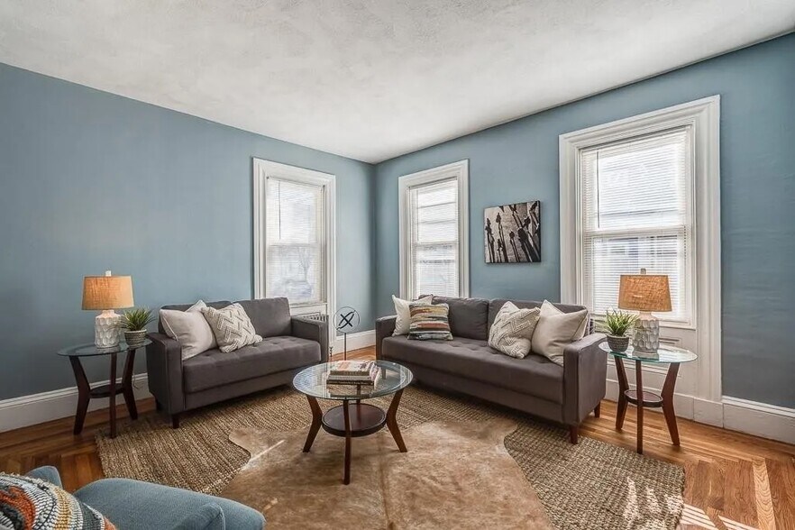 Livingroom - 130 Sutton St