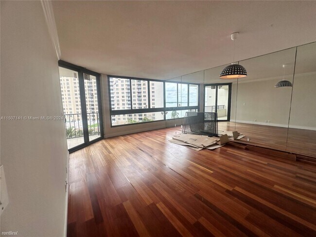 Primary Photo - 1 br, 1.5 bath Condo - 520 Brickell Key Dr...