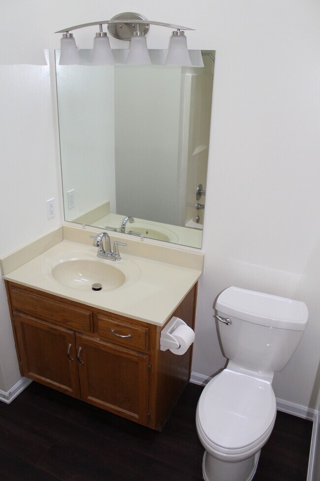 Building Photo - 15404 E 2nd St S