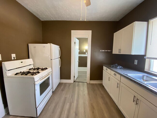 Building Photo - 636-638 Fern St Akron Oh 44307 MFH2 .T3