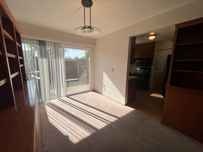 Building Photo - Spacious 4bed 2bath home available now!