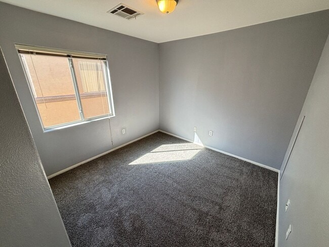 Building Photo - Beautiful 4Bed/2.5 Bath/2Car 2 Story Home nestled in this beautiful Southwest Community near Rhod...