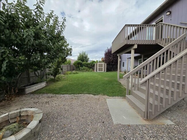Building Photo - 3950 NE Vista del Rey Dr