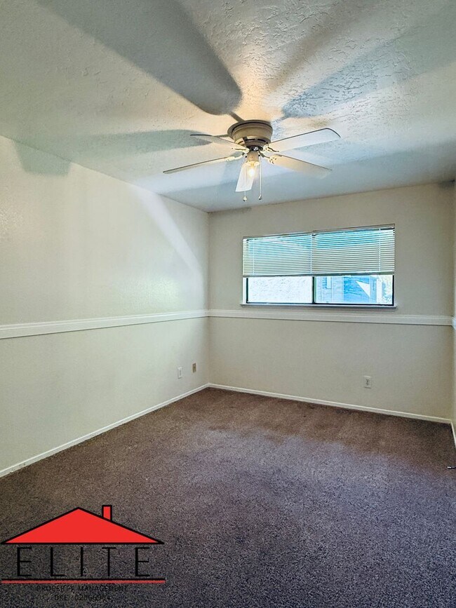 Building Photo - AVAILABLE NOW!!